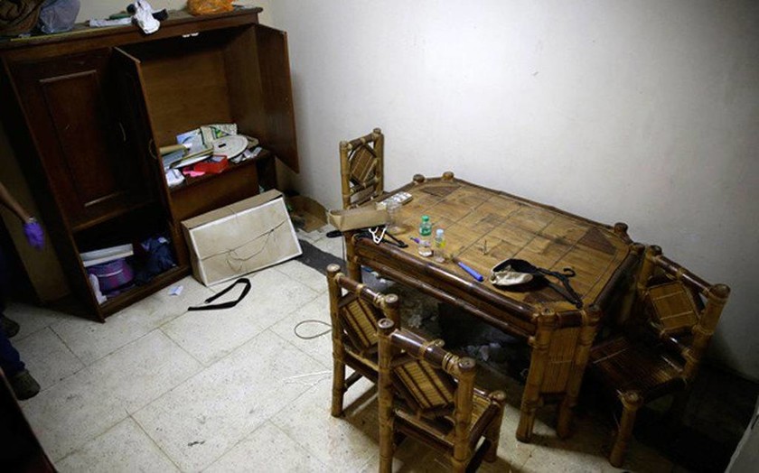 Εικόνες φρίκης μέσα από το σπίτι - κολαστήριο ενός παιδόφιλου - Τι αντίκρυσαν οι αστυνομικοί (pics)