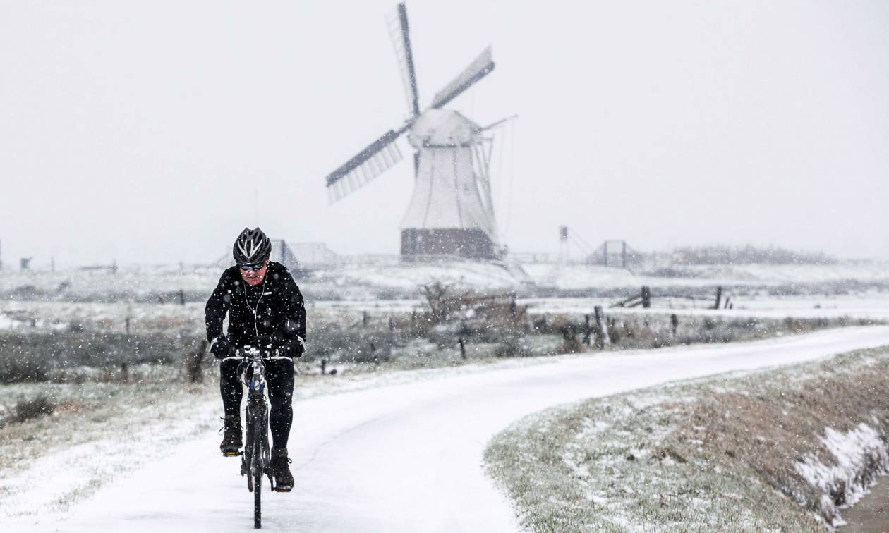 Σφοδρή χιονόπτωση πλήττει την Ολλανδία: Εκατοντάδες πτήσεις ακυρώθηκαν