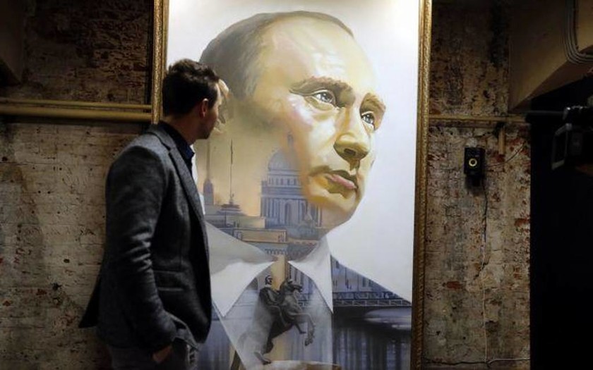 «Σούπερ Πούτιν»: Τα δεκάδες πρόσωπα του Ρώσου Προέδρου σε έκθεση μουσείου (Pics+Vids)