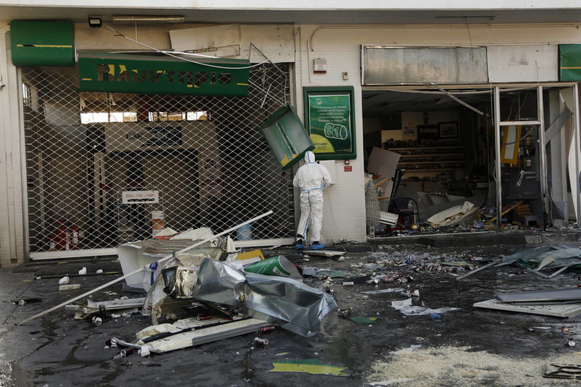 Έκρηξη σε βενζινάδικο στην Ανάβυσσο - «Ήταν βόμβα» καταγγέλει ο ιδιοκτήτης