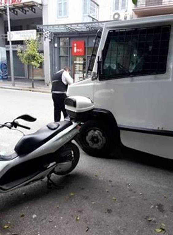 Εξερράγη βαλίτσα χρηματαποστολής - Τραυματίστηκαν σοβαρά δύο άνδρες ασφαλείας (pics)
