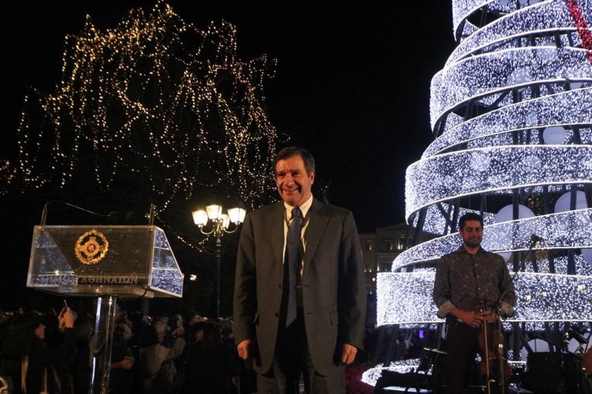 Χριστούγεννα 2017: Η Αθήνα φόρεσε τα γιορτινά της - Η φωταγώγηση του δέντρου στο Σύνταγμα (pics)