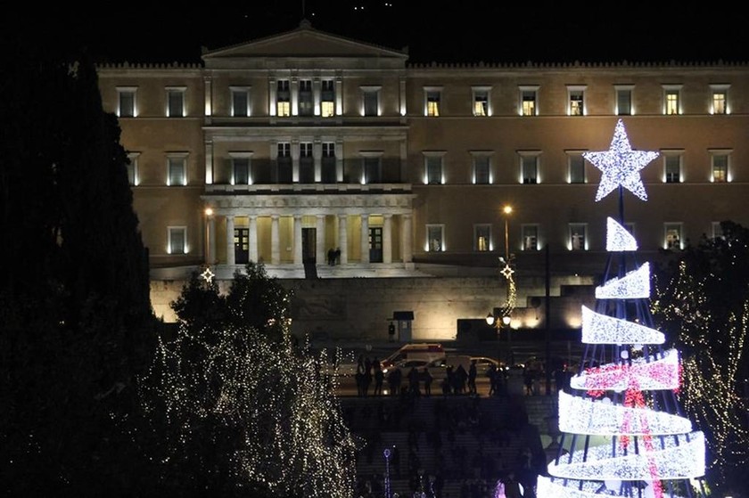 Χριστούγεννα 2017: Η Αθήνα φόρεσε τα γιορτινά της - Η φωταγώγηση του δέντρου στο Σύνταγμα (pics)