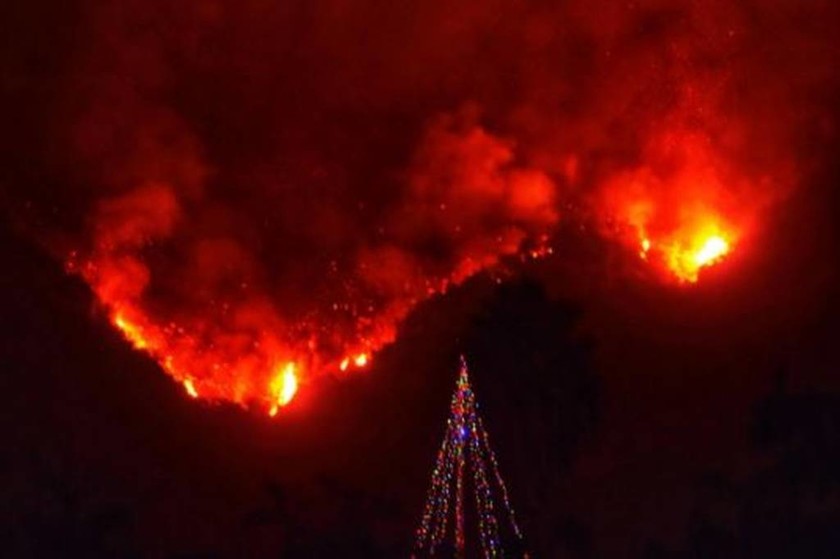 ΗΠΑ: Καίνε ανεξέλεγκτες οι πυρκαγιές στην Καλιφόρνια - Εκατοντάδες σπίτια έγιναν στάχτη (pics)