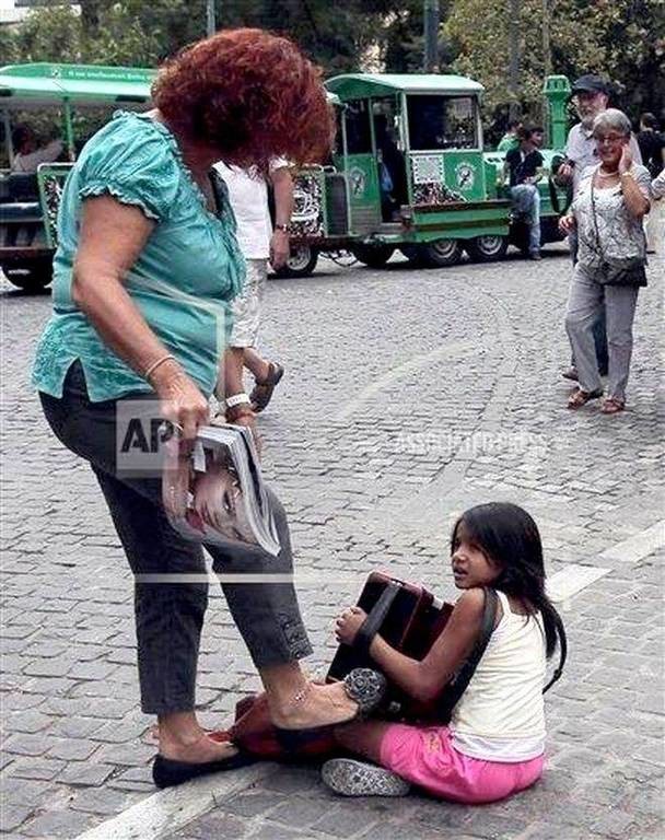 Καταδικάστηκε η γυναίκα που είχε κλωτσήσει παιδάκι στην Ακρόπολη (Δείτε τη φωτογραφία)