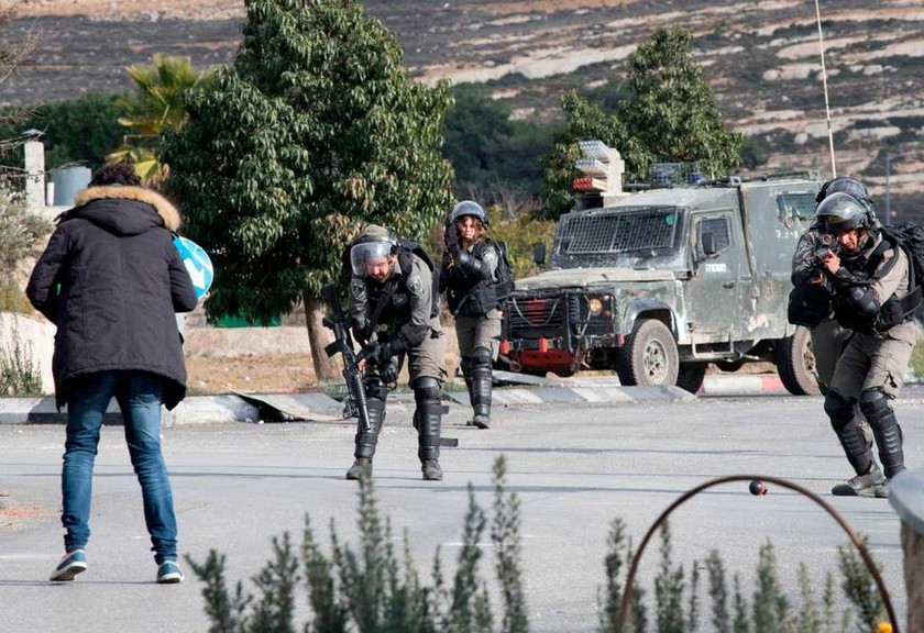 ΒΙΝΤΕΟ-ΣΟΚ: Καρέ-καρέ η επίθεση Παλαιστινίου ζωσμένου με εκρηκτικά (ΠΡΟΣΟΧΗ! ΣΚΛΗΡΕΣ ΕΙΚΟΝΕΣ)