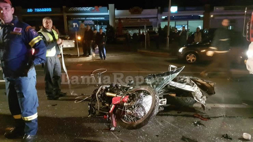 Τραγωδία στη Λαμία: Μοτοσικλέτα καρφώθηκε σε αυτοκίνητο (vid+pics)