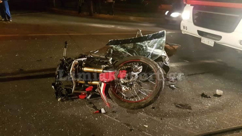 Τραγωδία στη Λαμία: Μοτοσικλέτα καρφώθηκε σε αυτοκίνητο (vid+pics)