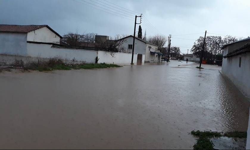 Κακοκαιρία: «Πνίγηκε» η Κομοτηνή - Εγκλωβίστηκαν κάτοικοι, πλημμύρισαν σπίτια, έκλεισαν δρόμοι