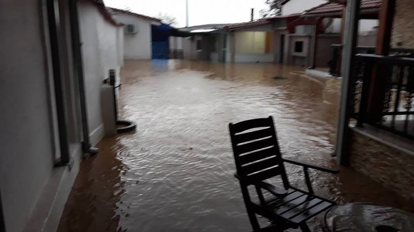 «Πνίγηκε» η Κομοτηνή από την κακοκαιρία - Εγκλωβίστηκαν κάτοικοι, πλημύρισαν σπίτια, έκλεισαν δρόμοι