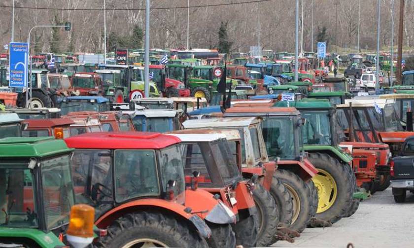 Λάρισα: «Ζεσταίνουν» τα τρακτέρ τους οι αγρότες - Ανοιχτό και το ενδεχόμενο μπλόκων