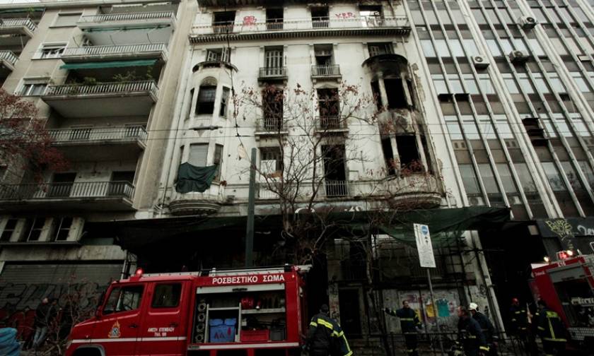 Φωτιά ΤΩΡΑ: Υπό μερικό έλεγχο η πυρκαγιά σε κτήριο στο κέντρο της Αθήνας (pics)