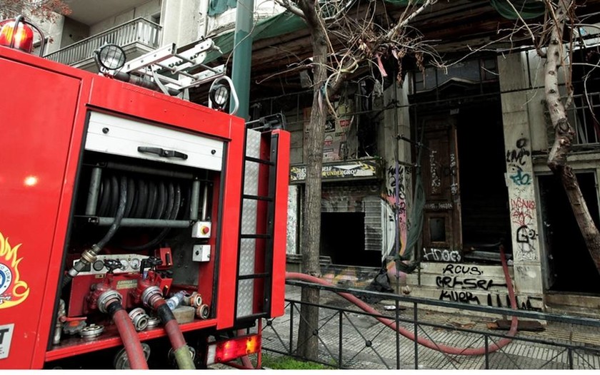Φωτιά ΤΩΡΑ: Υπό μερικό έλεγχο η πυρκαγιά σε κτήριο στο κέντρο της Αθήνας (pics)
