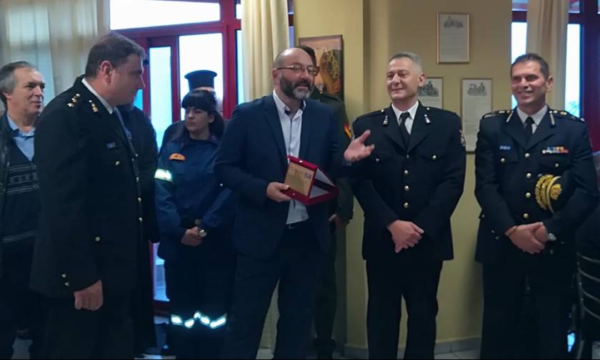Η Πυροσβεστική Υπηρεσία Μυτιλήνης τίμησε τον Σάκη Αρναούτογλου
