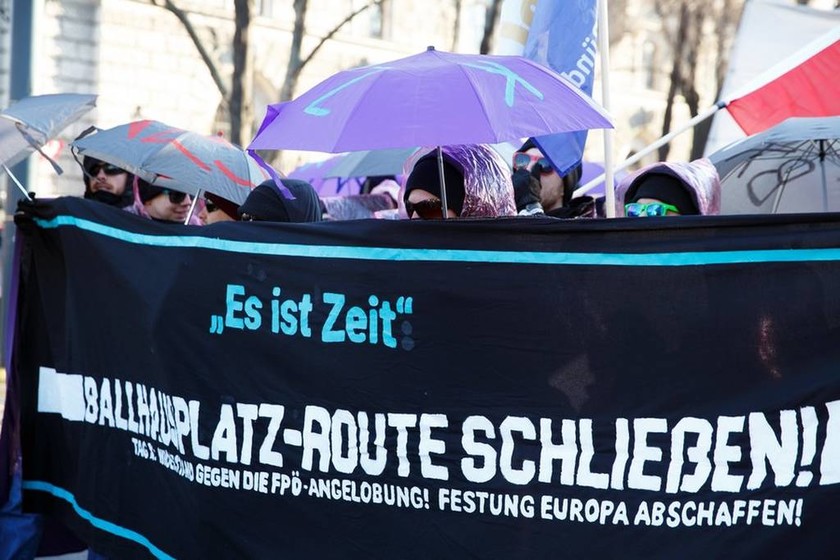 Αυστρία: Ορκίστηκε η νέα κυβέρνηση εν μέσω διαδηλώσεων (pics)