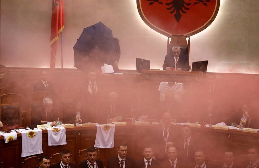 Πανδαιμόνιο στην αλβανική Βουλή – «Έπνιξαν» στα καπνογόνα την αίθουσα συνεδριάσεων (Vid)