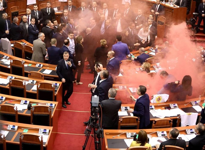 Πανδαιμόνιο στην αλβανική Βουλή – «Έπνιξαν» στα καπνογόνα την αίθουσα συνεδριάσεων (Vid)