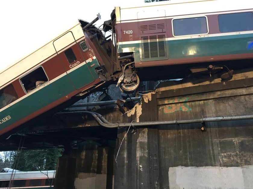 Εκτροχιασμός τρένου στην Ουάσινγκτον: Τουλάχιστον έξι νεκροί και δεκάδες τραυματίες (Pics+Vids)