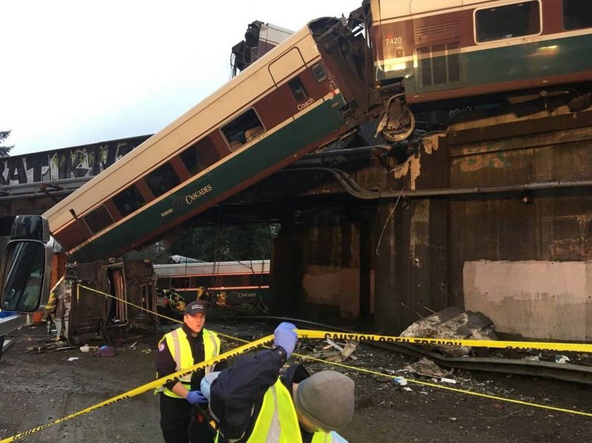 Εκτροχιασμός τρένου στην Ουάσινγκτον: Τουλάχιστον έξι νεκροί και δεκάδες τραυματίες (Pics+Vids)