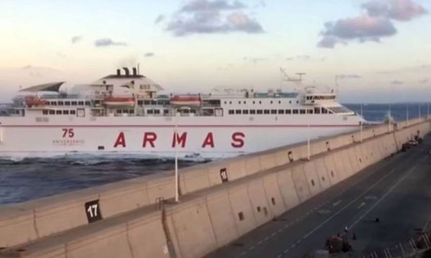 Απίστευτο! Καράβι σπάει το τείχος του λιμανιού και βγαίνει στον δρόμο (video)