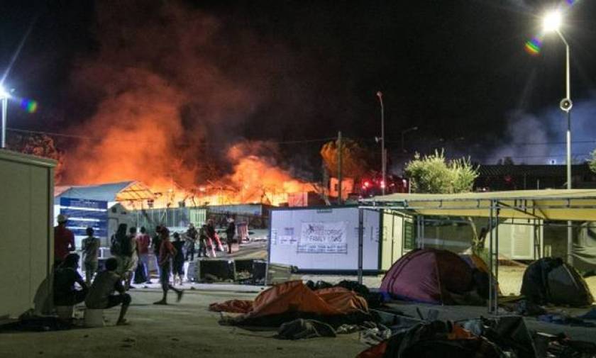 Μυτιλήνη: Νύχτα χάους στη Μόρια - Ξύλο μεταξύ μεταναστών με τραυματίες (vid)