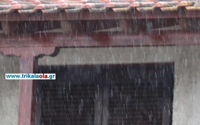 Καιρός: Πυκνό χιόνι στα Τρίκαλα - Επιχειρούν 25 εκχιονιστικά μηχανήματα (pics)