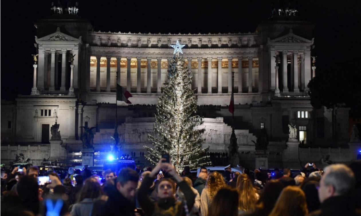 «Τους πήρε από κάτω»: «Έξαλλοι» οι κάτοικοι της Ρώμης για το καταθλιπτικό χριστουγεννιάτικο δέντρο