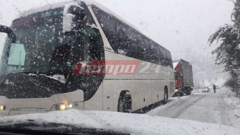 ΕΚΤΑΚΤΟ - Καιρός LIVE – Εγκλωβισμένοι 34 επιβάτες λεωφορείου και οδηγοί στα Καλάβρυτα