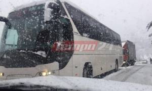 Καιρός LIVE – Εγκλωβισμένοι 34 επιβάτες λεωφορείου και οδηγοί στα Καλάβρυτα