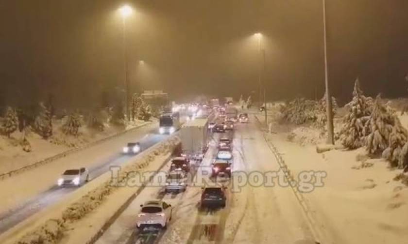 Καιρός LIVE – Γολγοθάς στην Αθηνών – Λαμίας: Oδηγοί εγκλωβίστηκαν σε ουρά 15 χιλιομέτρων λόγω χιονιά