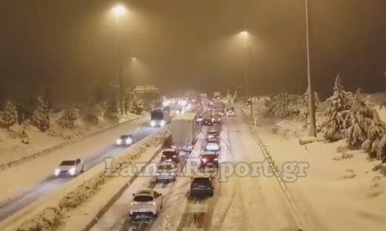 Καιρός LIVE – Γολγοθάς στην Αθηνών – Λαμίας: Oδηγοί εγκλωβίστηκαν σε ουρά 15 χιλιομέτρων λόγω χιονιά