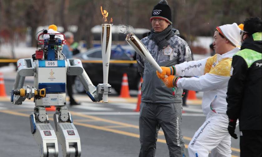 Δύο ρομπότ... λαμπαδηφόροι για τους Χειμερινούς Ολυμπιακούς στη Νότια Κορέα!