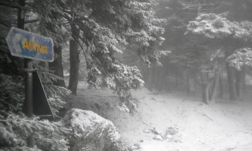 Καιρός ΤΩΡΑ: Σφοδρή χιονόπτωση στην Πάρνηθα - Δείτε LIVE εικόνα