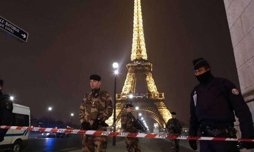 Γαλλία: Σε επιφυλακή σχεδόν 100.000 μέλη των υπηρεσιών ασφαλείας για το διήμερο των Χριστουγέννων