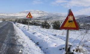 Καιρός ΤΩΡΑ: Υποχωρεί ο χιονιάς - Ποιοι δρόμοι είναι κλειστοί - Πού χρειάζονται αλυσίδες