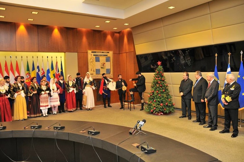 Χριστουγεννιάτικα κάλαντα στην πολιτική και στρατιωτική ηγεσία του ΥΠΕΘΑ (pics)