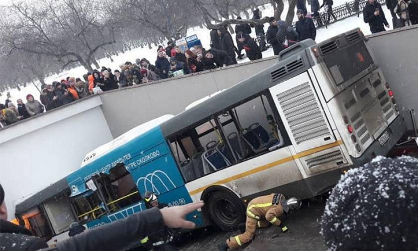 Λεωφορείο «θέρισε» πεζούς σε υπόγεια διάβαση στη Μόσχα (vid)