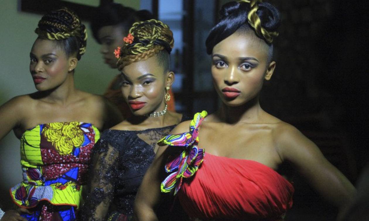 Απίστευτο: Επίδειξη μόδας σε αιματοβαμμένη περιοχή της Αφρικής