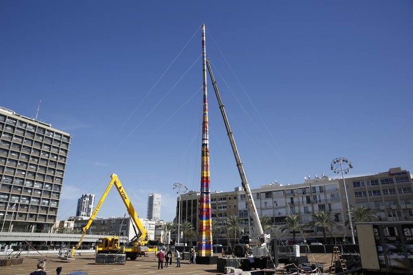 Νέο ρεκόρ Γκίνες: Δείτε τον ψηλότερο πύργο από lego στον κόσμο (Pics+Vid)