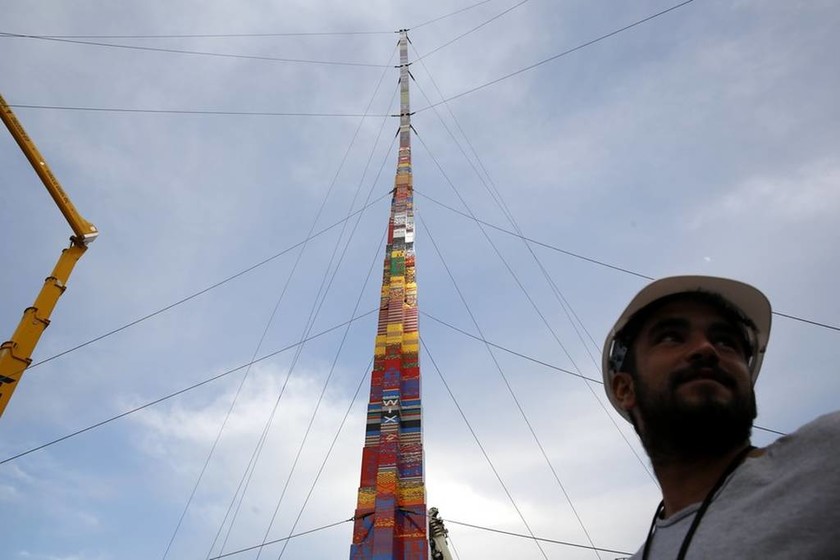 Νέο ρεκόρ Γκίνες: Δείτε τον ψηλότερο πύργο από lego στον κόσμο (Pics+Vid)