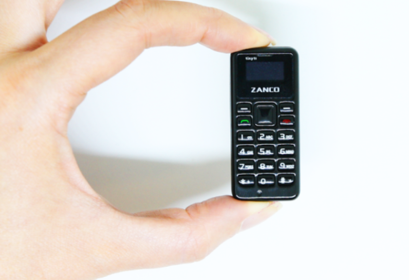Αυτό είναι το μικρότερο κινητό στον κόσμο με μέγεθος αντίχειρα (pic)