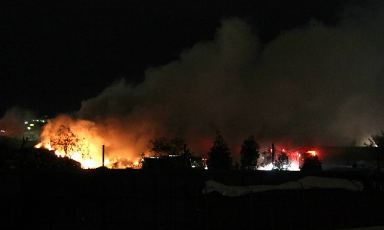 Φωτιά ΤΩΡΑ: Μεγάλη πυρκαγιά σε αποθήκη πλαστικών στη Θεσσαλονίκη