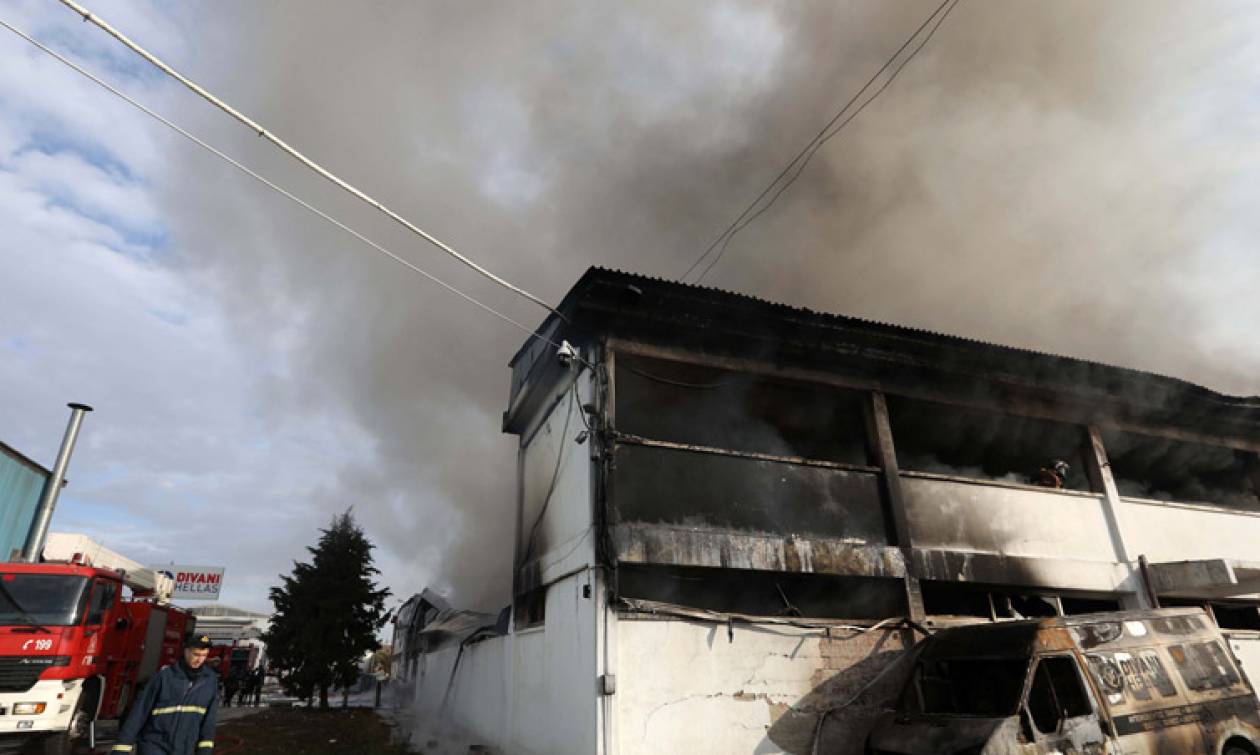 Υπό έλεγχο η μεγάλη πυρκαγιά στα εργοστάσια στη Θεσσαλονίκη (pics)