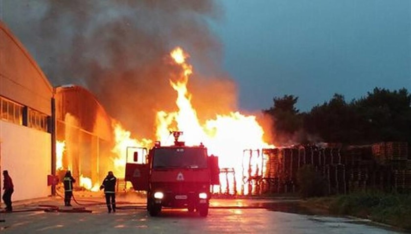Υπό έλεγχο η μεγάλη πυρκαγιά στα εργοστάσια στη Θεσσαλονίκη