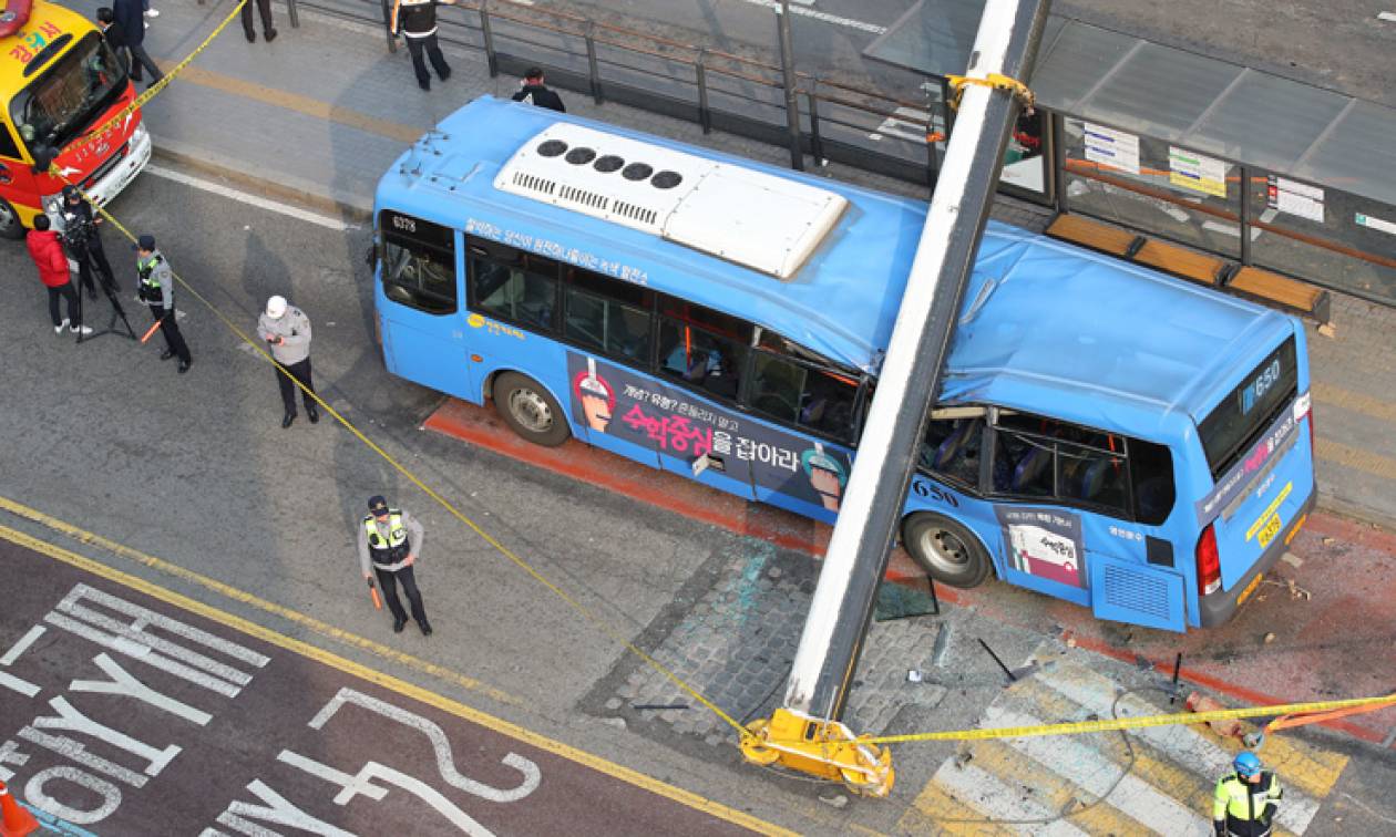 Βίντεο-ΣΟΚ: Η συγκλονιστική στιγμή της κατάρρευσης γερανού πάνω σε κατάμεστο από κόσμο λεωφορείο