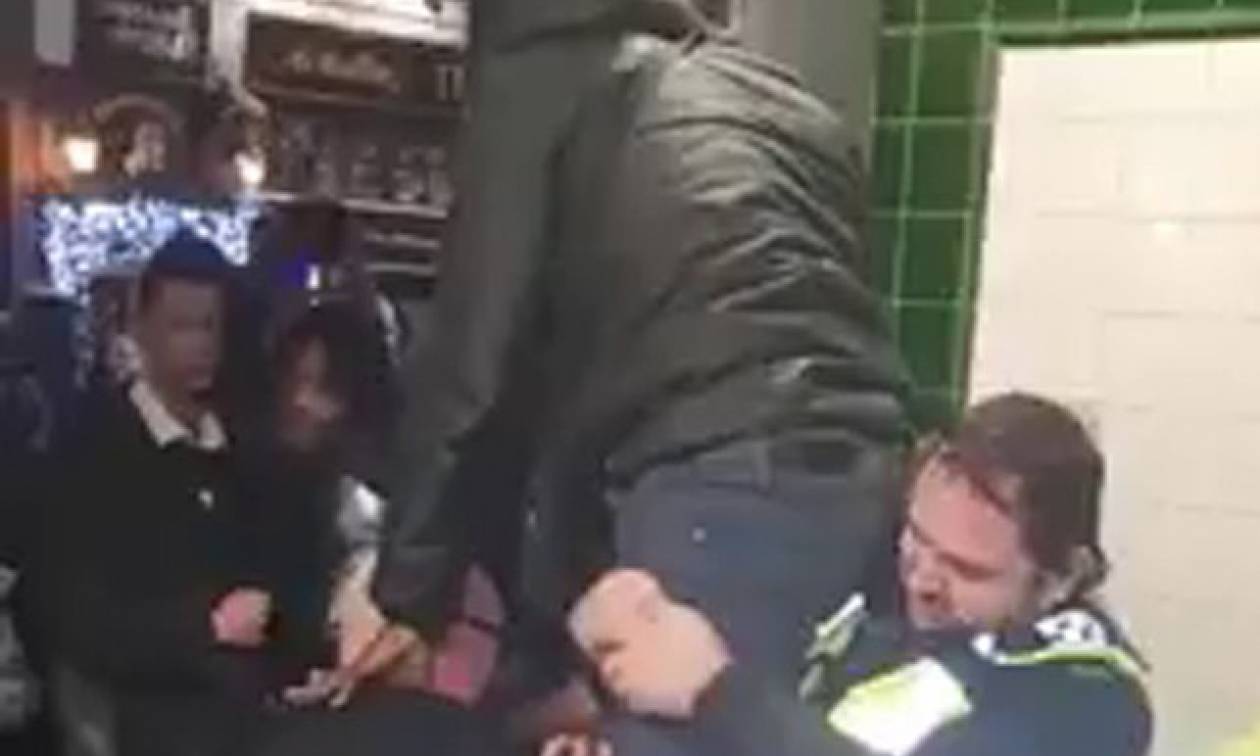 Απίστευτο βίντεο: Μάγκωσε το… πέος του στις μπάρες σε σταθμό του Μετρό (pics)
