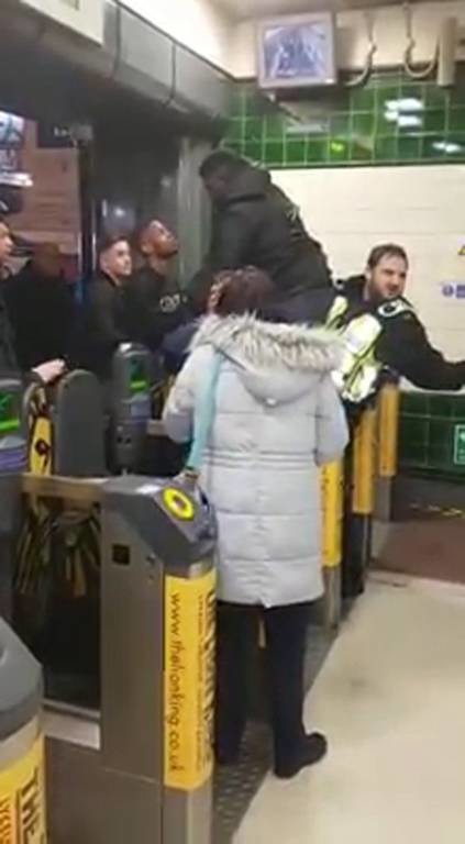 Απίστευτο βίντεο: Μάγκωσε το… πέος του στις μπάρες σε σταθμό του Μετρό (pics)