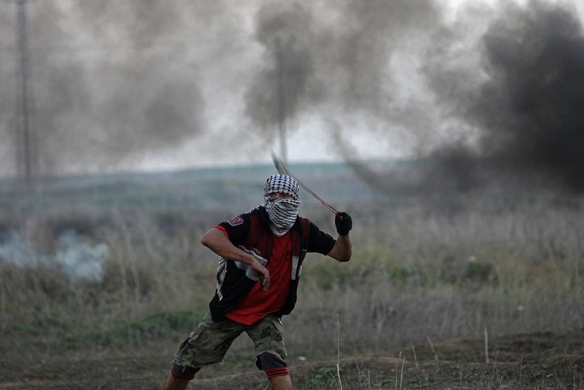 Βίαιες συγκρούσεις στη Λωρίδα της Γάζας – Νεκρός ένας 20χρονος Παλαιστίνιος (pics)