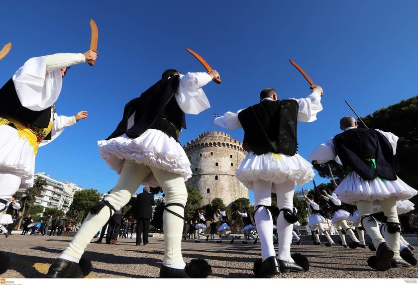 Πρωτοχρονιά 2018: Λεβεντιά! Οι «Φουστανελάδες» της Χαλάστρας ξεσήκωσαν τη Θεσσαλονίκη (pics)