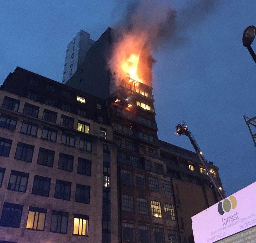 Συναγερμός στη Βρετανία: Τεράστια πυρκαγιά σε εννιαόροφο κτήριο στο Μάντσετσερ (Pics+Vids)